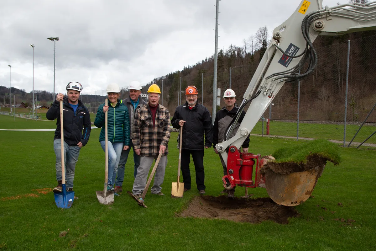 Spatenstich zum Bau der neuen Mädchengarderobe des FCB